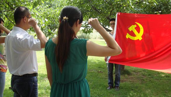  怀念革命先烈   重温入党誓词——电信a片网举行党日活动